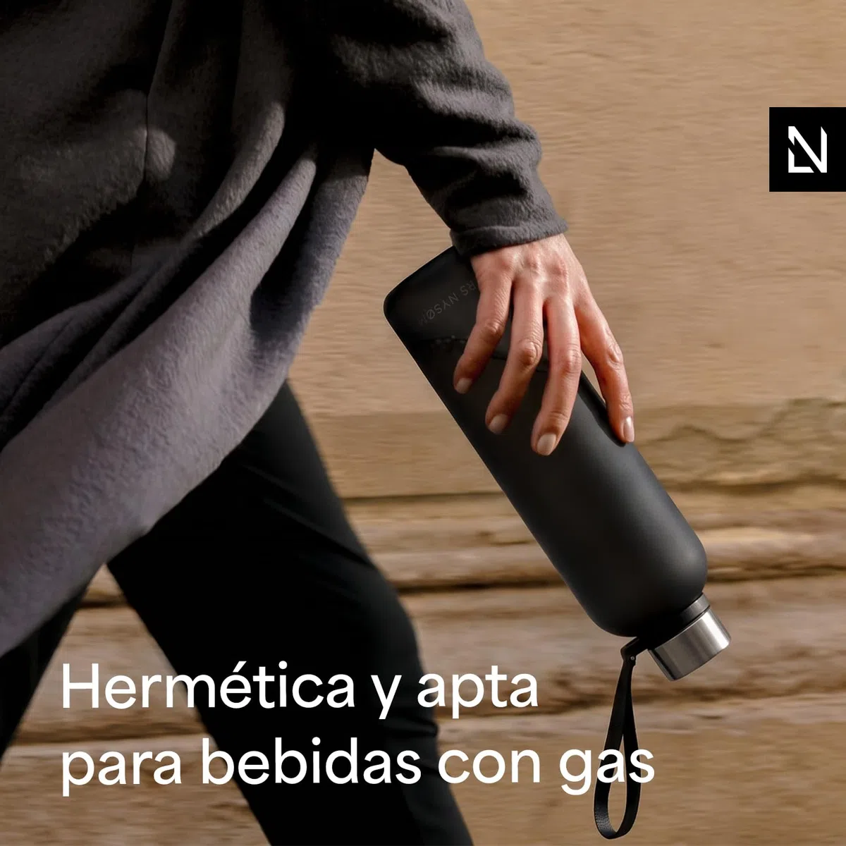 LARS NYSØM Botella de Agua 1,5l | Botella Agua | Cantimplora Deportiva Tritan Ultraligera a Prueba de Fugas, Apta para el Ácido Carbónico | 2 Tapas Incluidas (Brown - Gold, XL 1500ml)