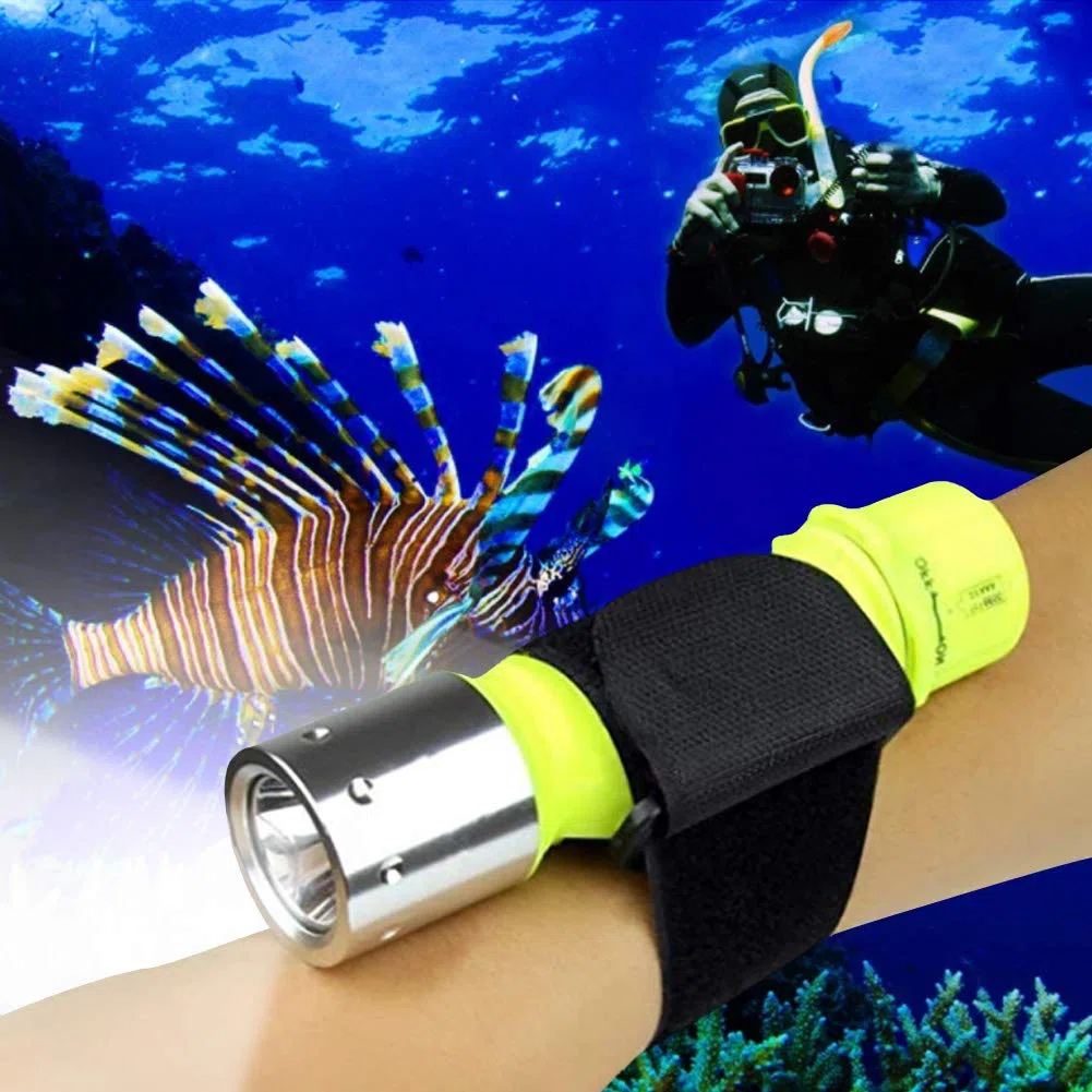 Linterna de mano, Luz de buceo portátil a prueba de agua 3 modos de engranaje Submarino brillante T6 Linterna de buceo Antorcha para Buceo Senderismo(no incluye batería)