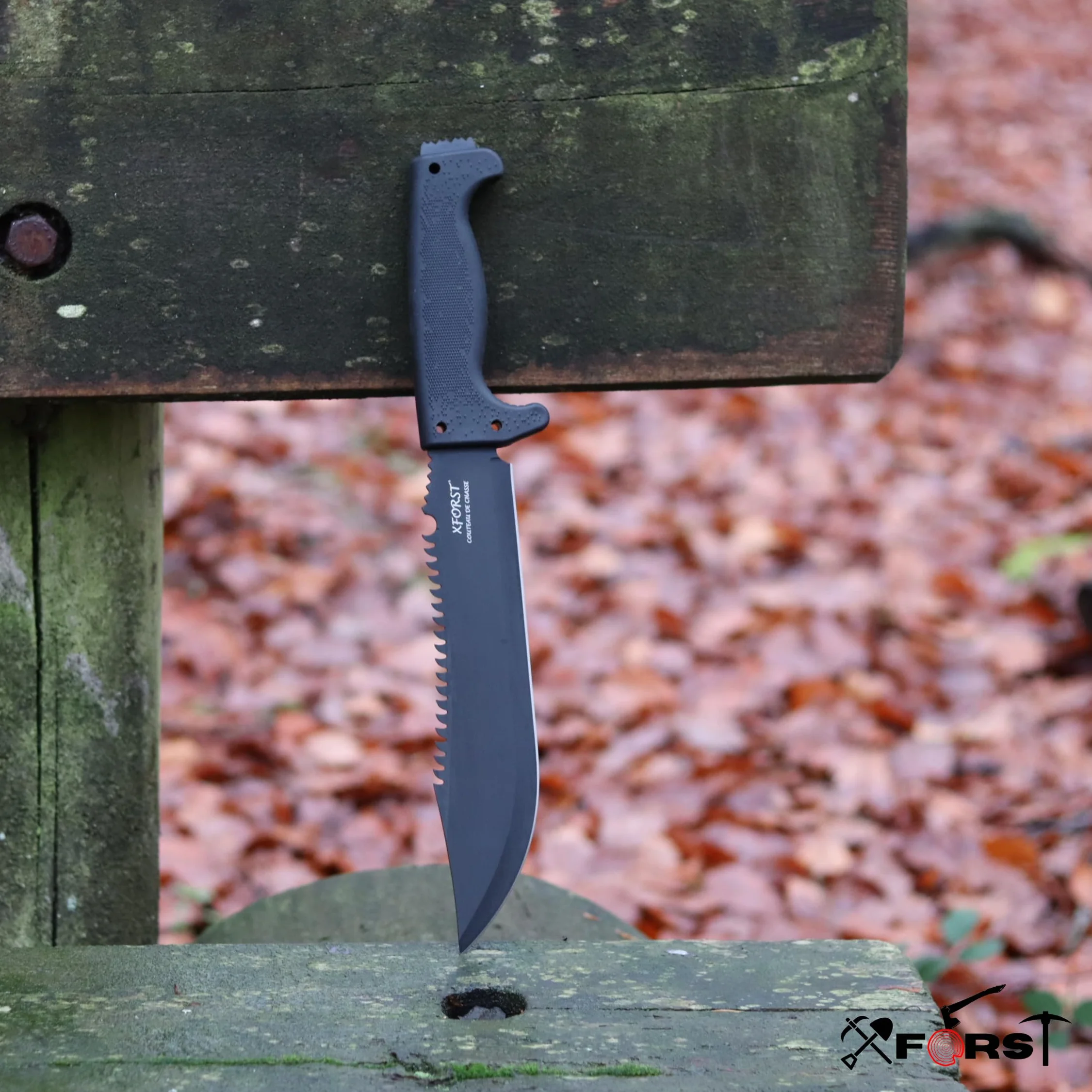Xforst Cuchillo CRB - Gran Cuchillo de Caza y Supervivencia para Exteriores, Hoja con Sierra de 24,5 cm, Mango Ergonómico TPE, Funda Tela Oxford, 39,5 cm Longitud Total -