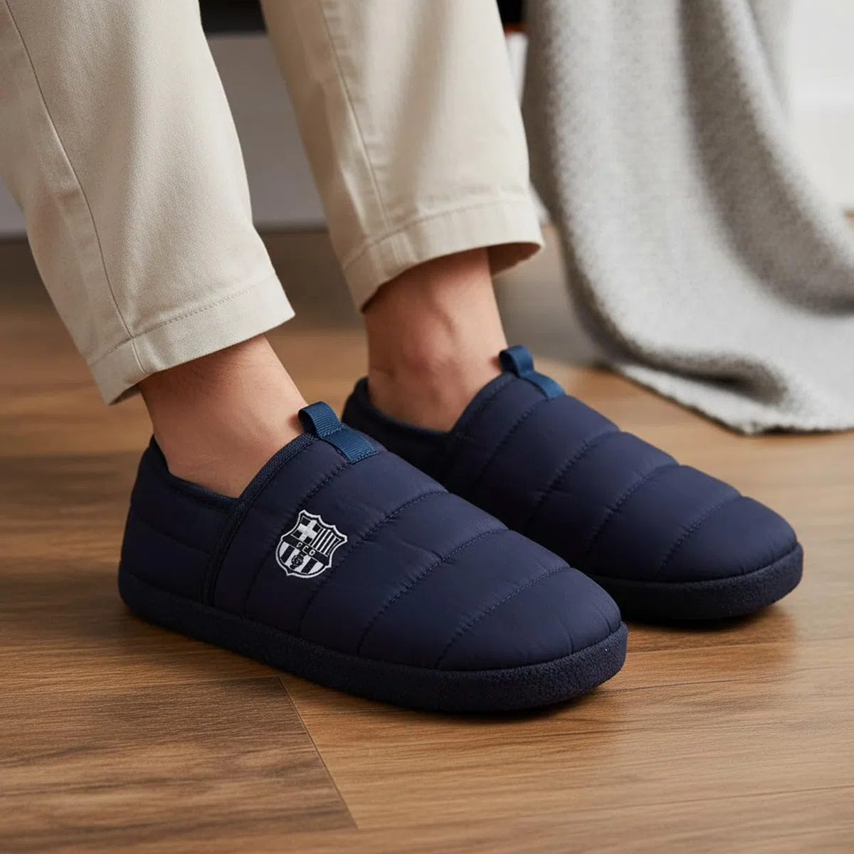 MARPEN SLIPPERS Zapatillas FC Barcelona Oficiales Licenciadas Acolchadas para Hombre o Mujer, Marino Cerrada, Talla 40-41