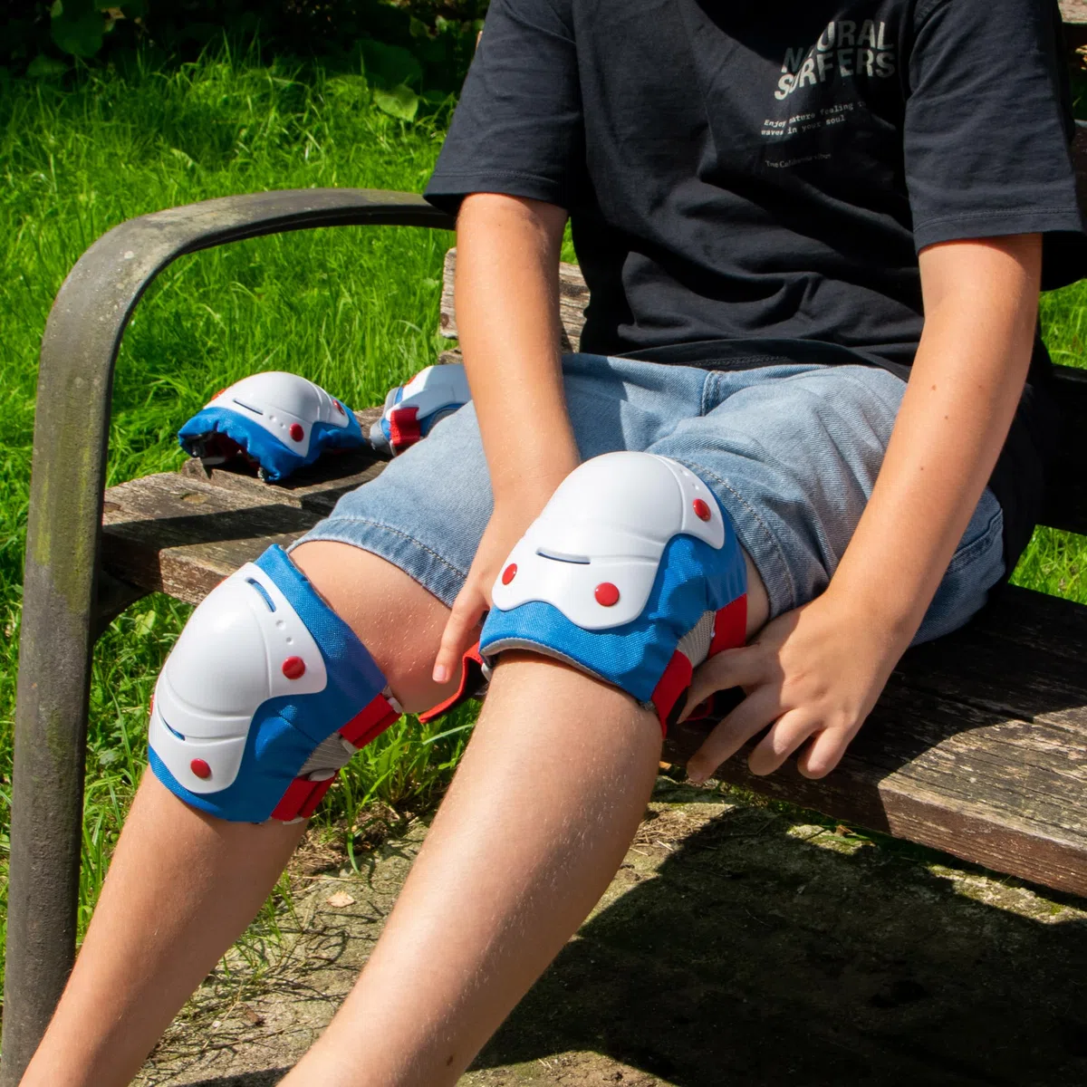 OLSSON Protecciones Patines niña niño - Rojo/Azul - Talla XS - Kit Rodilleras Coderas muñequeras - Homologadas - Alta Resistencia a la abrasión - Versátiles y Ligeras - Patinetes, Patines, Bicicletas