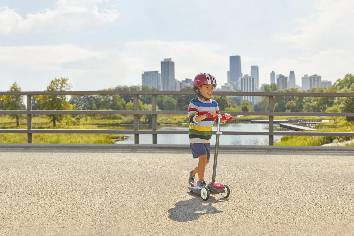 Radio Flyer Casco, casco de bicicleta para niños pequeños y niños de 2 a 5 años