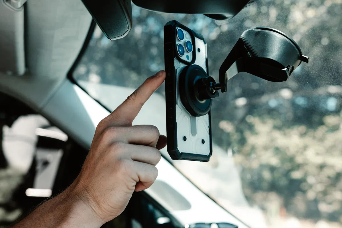 URBAN ARMOR GEAR UAG - Funda compatible con iPhone 15 Plus de 6.7 pulgadas, color ceniza transparente/negro, imán integrado compatible con carga MagSafe, resistente y transparente a prueba de caídas