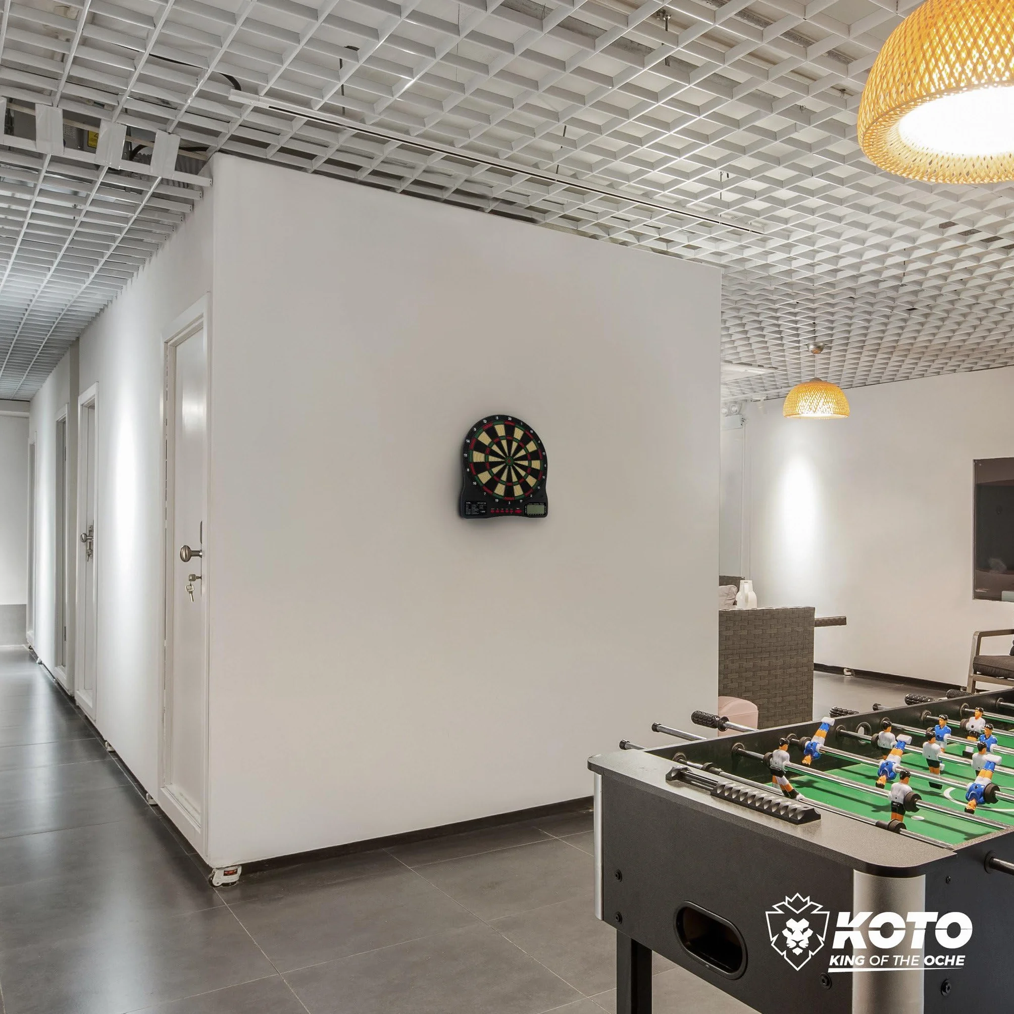 KOTO – Diana Electrónica Soft 590 Inalámbrica, 6 Dardos Soft + 24 Puntas, 32 Juegos, 590 Variantes, Portátil y Fácil de Instalar