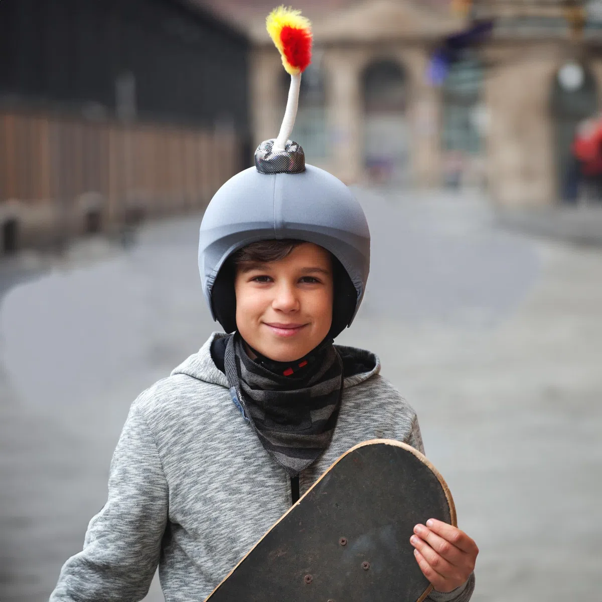 COOLCASC Funda para Casco Showtime - Compatible con Casco de Bici, Esquí y Skate - Niños y Adultos - Talla Única - Diseño Divertido