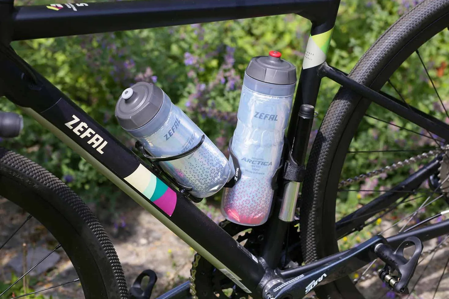 ZEFAL Pack Arctica 75 - Lote de 2 bidones para bicicleta 750ml - Bidon Ciclismo Isotermico - Inodoro e impermeable, botella deportiva sin BPA, Plata/Azul, 2 x 750ml