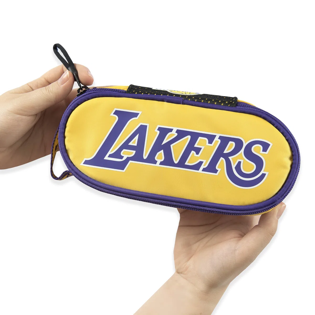 NBA - Estuche Ovalado organizado Oficial de la NBA, Ligero y Compacto, con Bolsillo Interior y Divisor con Trabillas elásticas, Ideal para papelería, 22 x 9,5 x 5,5 cm