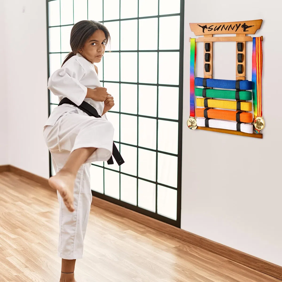 Tilhumt Estante de exhibición de cinturón de Karate con Colgador de medallas y calcomanías, Soporte de exhibición de cinturón de Taekwondo, Organizador de exhibición de cinturón de Artes Marciales