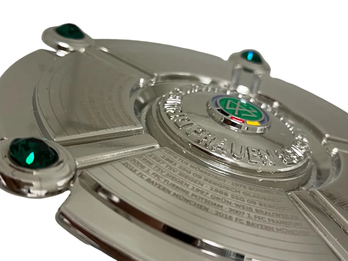 DFB Mujer Bundesliga Maestro 100 mm Metal | Licencia Oficial DFB | Caja de regalo y holograma Certificado de autenticidad | Grabados maestros | Exclusivo Trofeo de Fútbol