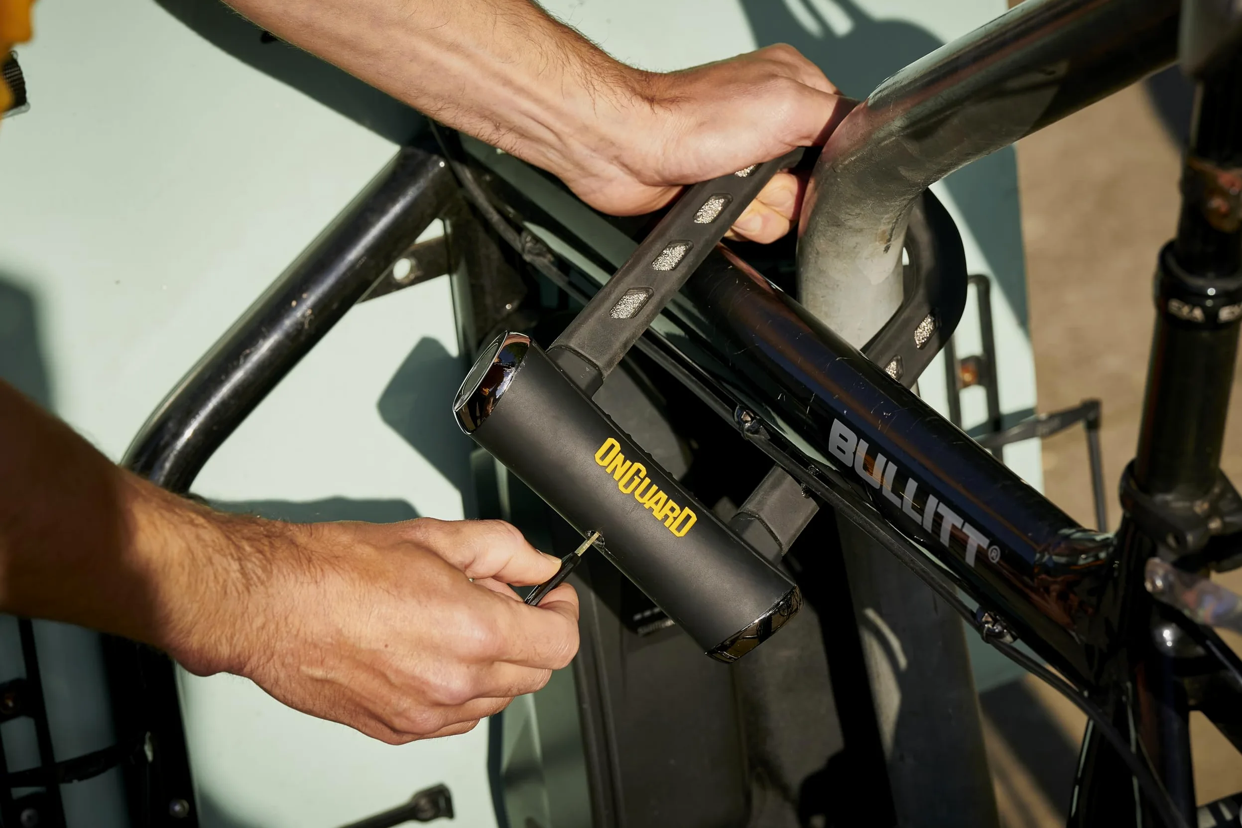 OnGuard RockSolid Candado en U resistente a la amoladora angular (8,9 x 17,5 cm) para bicicleta, motos y Powersport, grillete de 14 mm, mecanismo de bloqueo X4P, ligero, 5 llaves, protección antirrobo | Bike-u-locks