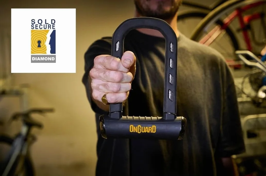 OnGuard RockSolid Candado en U resistente a la amoladora angular (8,9 x 17,5 cm) para bicicleta, motos y Powersport, grillete de 14 mm, mecanismo de bloqueo X4P, ligero, 5 llaves, protección antirrobo | Bike-u-locks