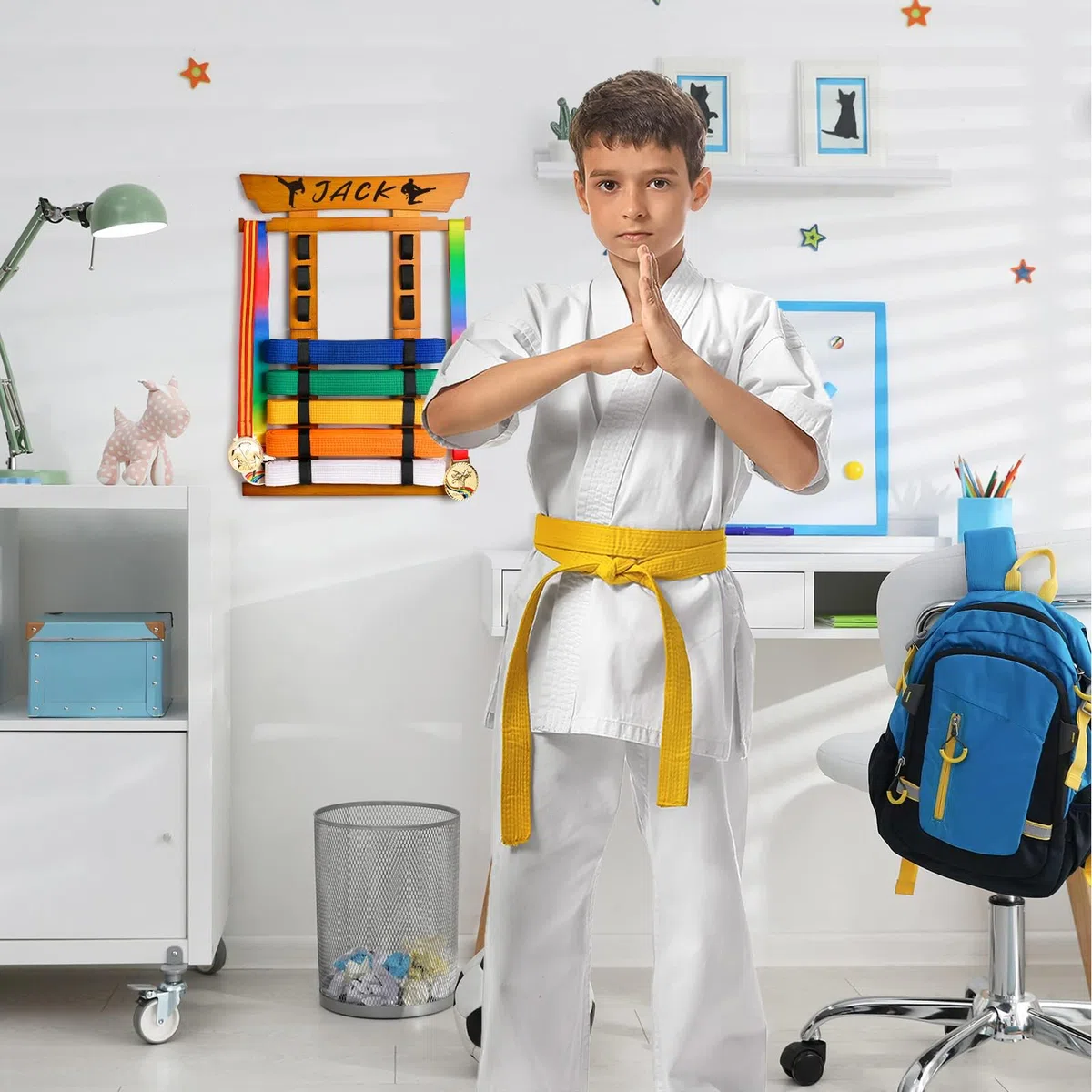 Tilhumt Estante de exhibición de cinturón de Karate con Colgador de medallas y calcomanías, Soporte de exhibición de cinturón de Taekwondo, Organizador de exhibición de cinturón de Artes Marciales