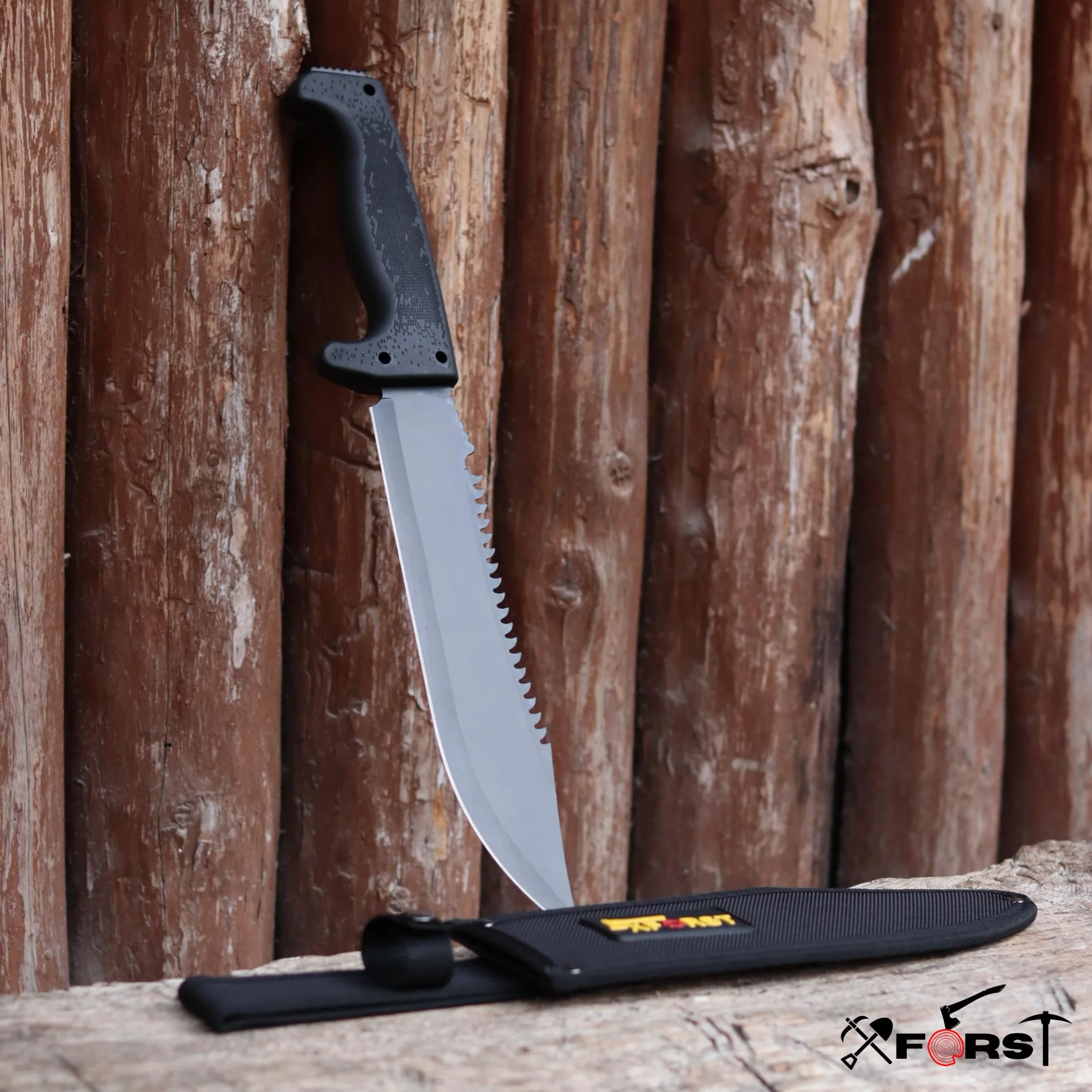 Xforst Cuchillo CRB - Gran Cuchillo de Caza y Supervivencia para Exteriores, Hoja con Sierra de 24,5 cm, Mango Ergonómico TPE, Funda Tela Oxford, 39,5 cm Longitud Total -