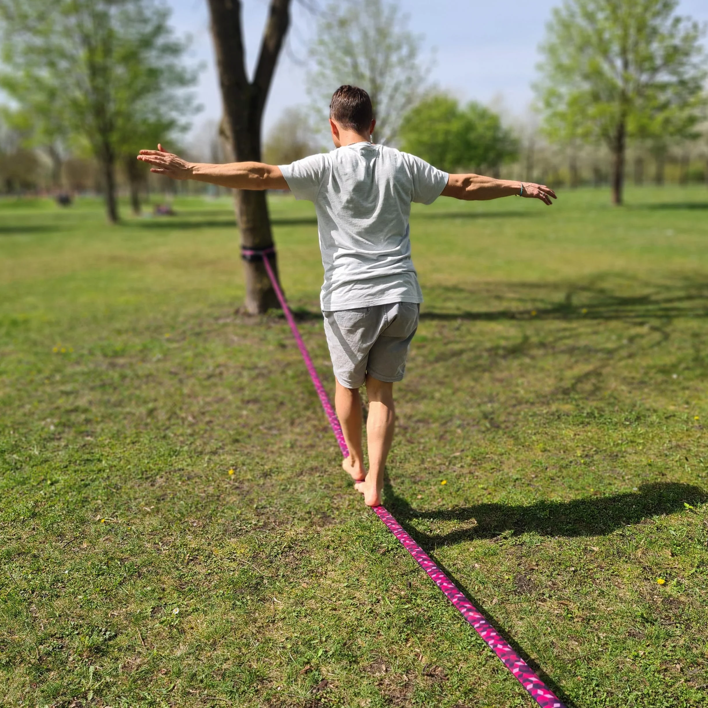 Juego de slackline (de 15, 25 o 35 m de longitud y 5 cm de ancho) de Secoroco, diseño único de «cubos», incluye moderna bolsa de transporte o de entrenamiento y protección para árboles y carraca