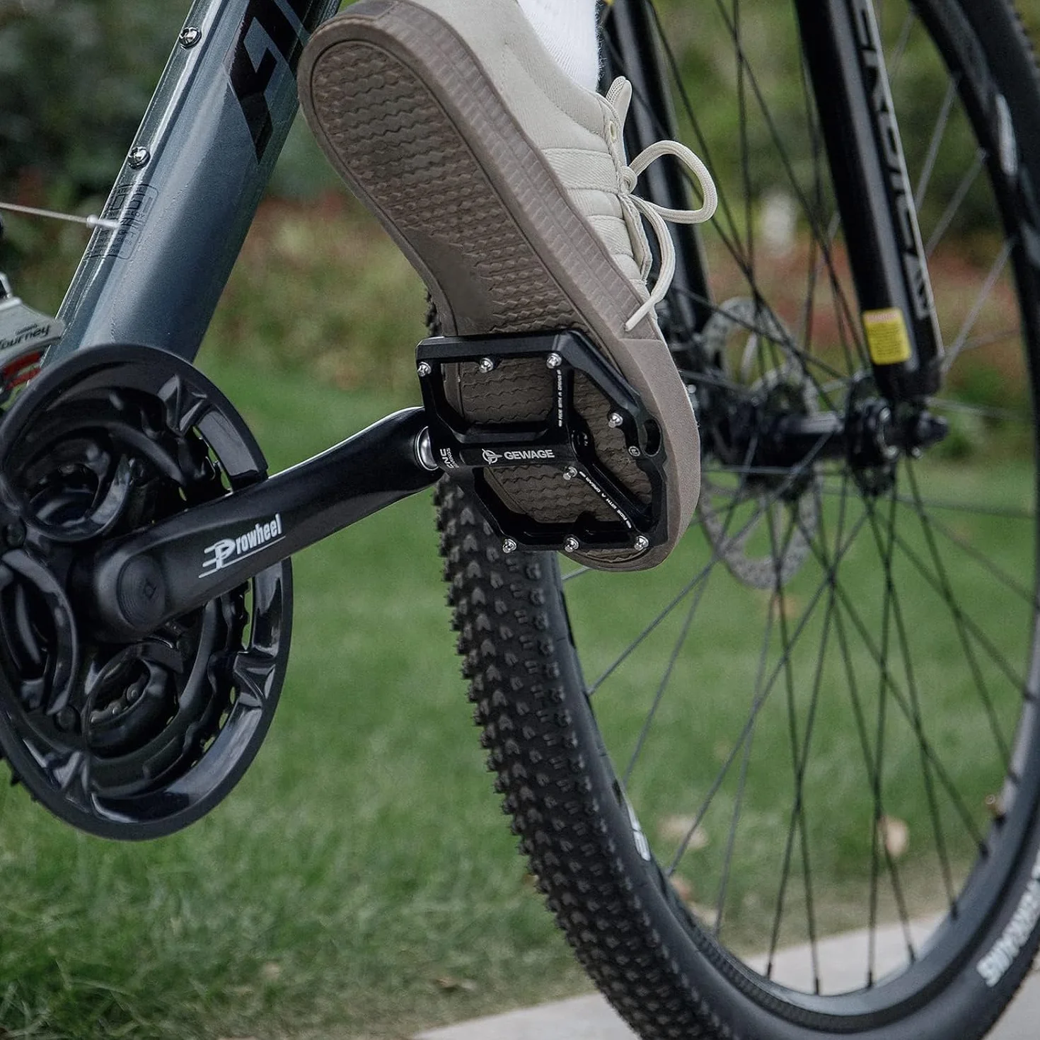 GEWAGE Pedales de Bicicleta de Carretera/montaña - Pedales de Bicicleta de 3 rodamientos - Pedales Planos mecanizados CNC de 9/16” con Clavos Antideslizantes extraíbles