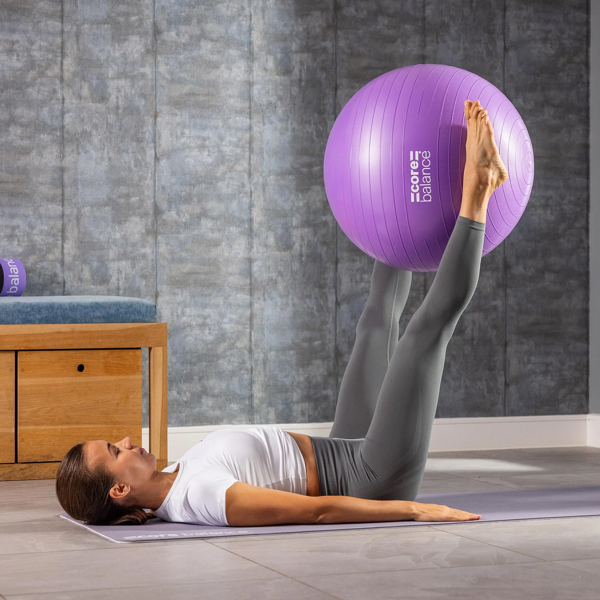 Core Balance - Balón de Embarazo antiestallido para preparación para el Parto y Ejercicios prenatales - Swiss Ball con Bomba de Aire - Balón de Embarazo - Pelota de Pilates (Violeta)
