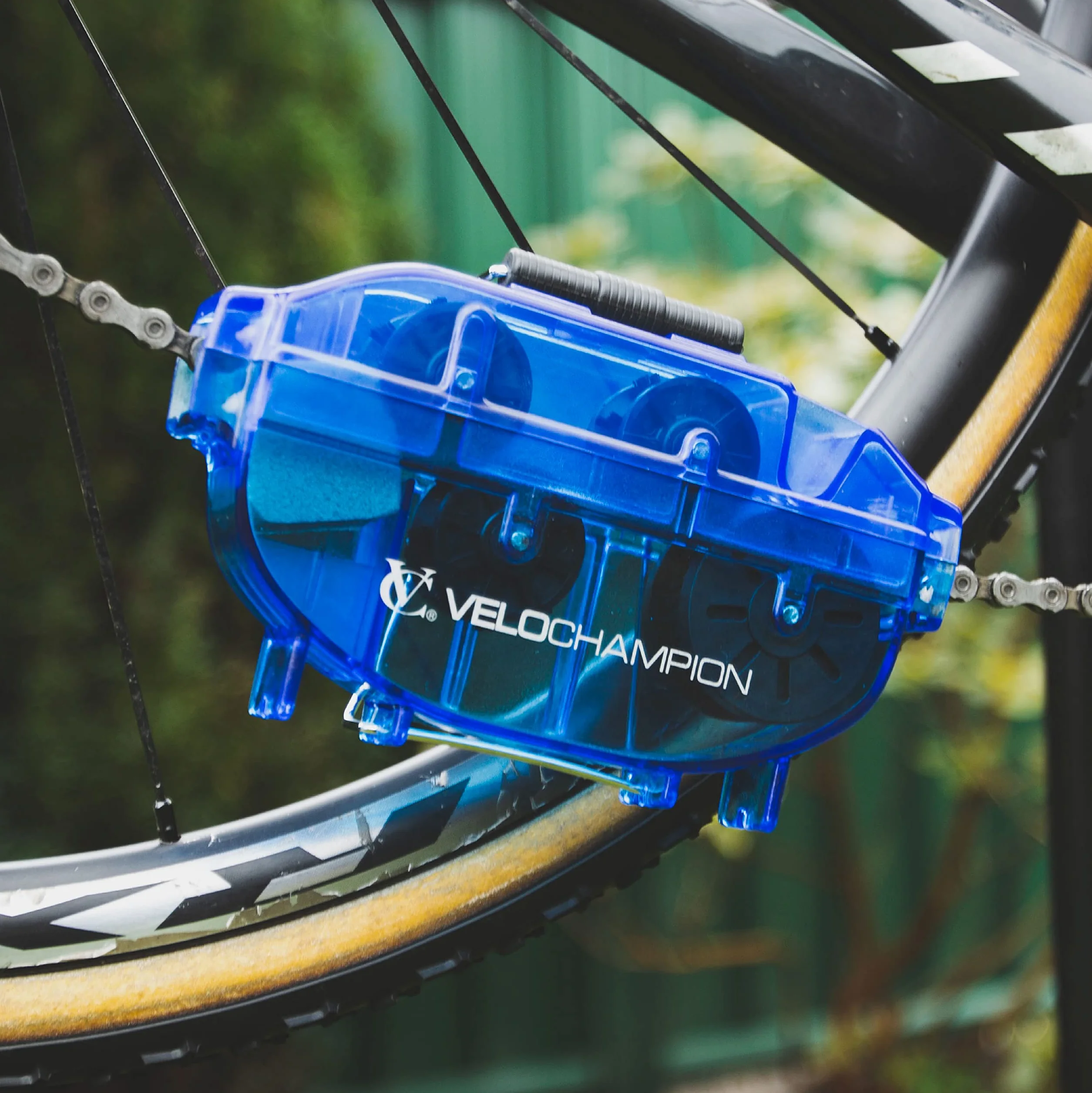 VeloChampion Herramienta de Limpieza de Cadena de Bicicleta – Limpiador de Eficiente – Herramienta Ideal para el Mantenimiento de la Cadena – Fácil de Usar para Todas las Bici (1, Azul)
