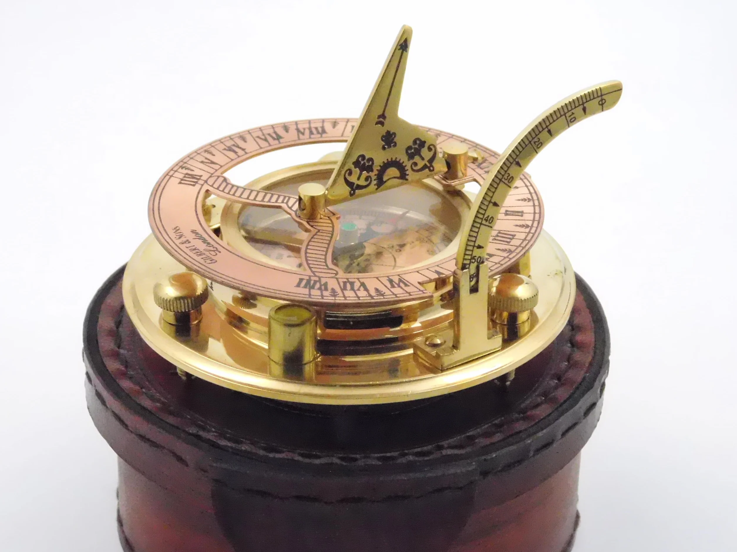 Brújula Sundial de latón antiguo con elegante estuche de cuero