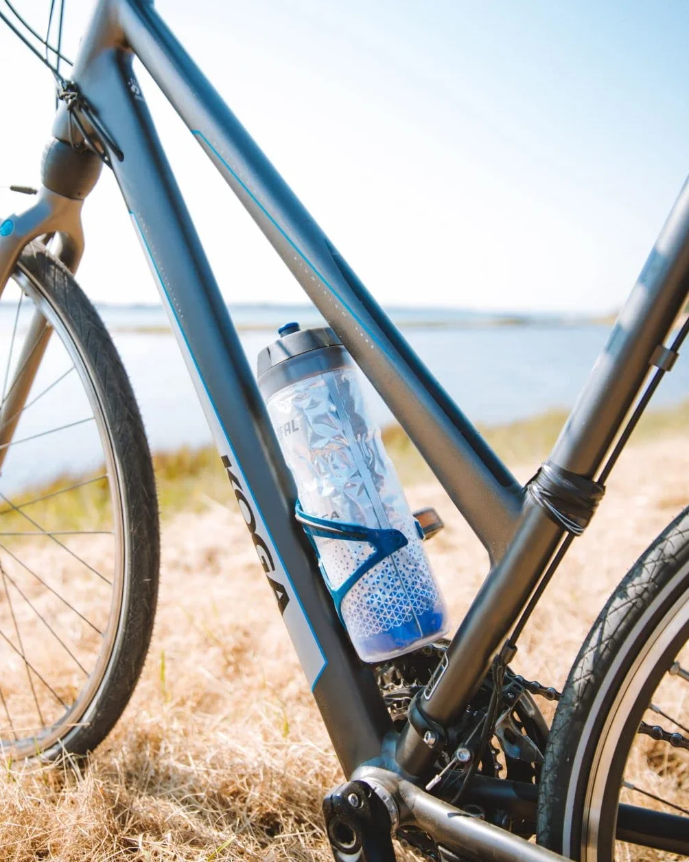 ZEFAL Pack Arctica 75 - Lote de 2 bidones para bicicleta 750ml - Bidon Ciclismo Isotermico - Inodoro e impermeable, botella deportiva sin BPA, Plata/Azul, 2 x 750ml