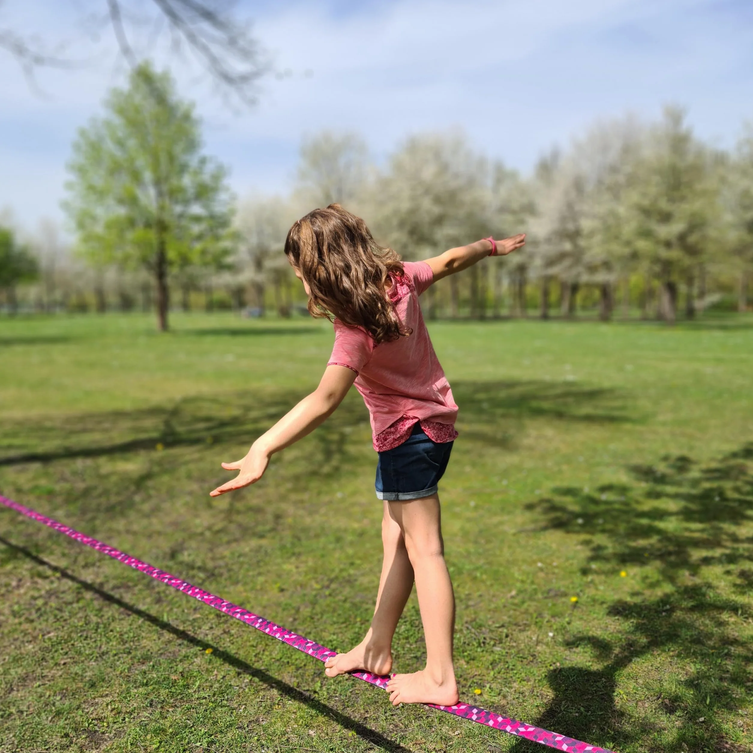 Juego de slackline (de 15, 25 o 35 m de longitud y 5 cm de ancho) de Secoroco, diseño único de «cubos», incluye moderna bolsa de transporte o de entrenamiento y protección para árboles y carraca