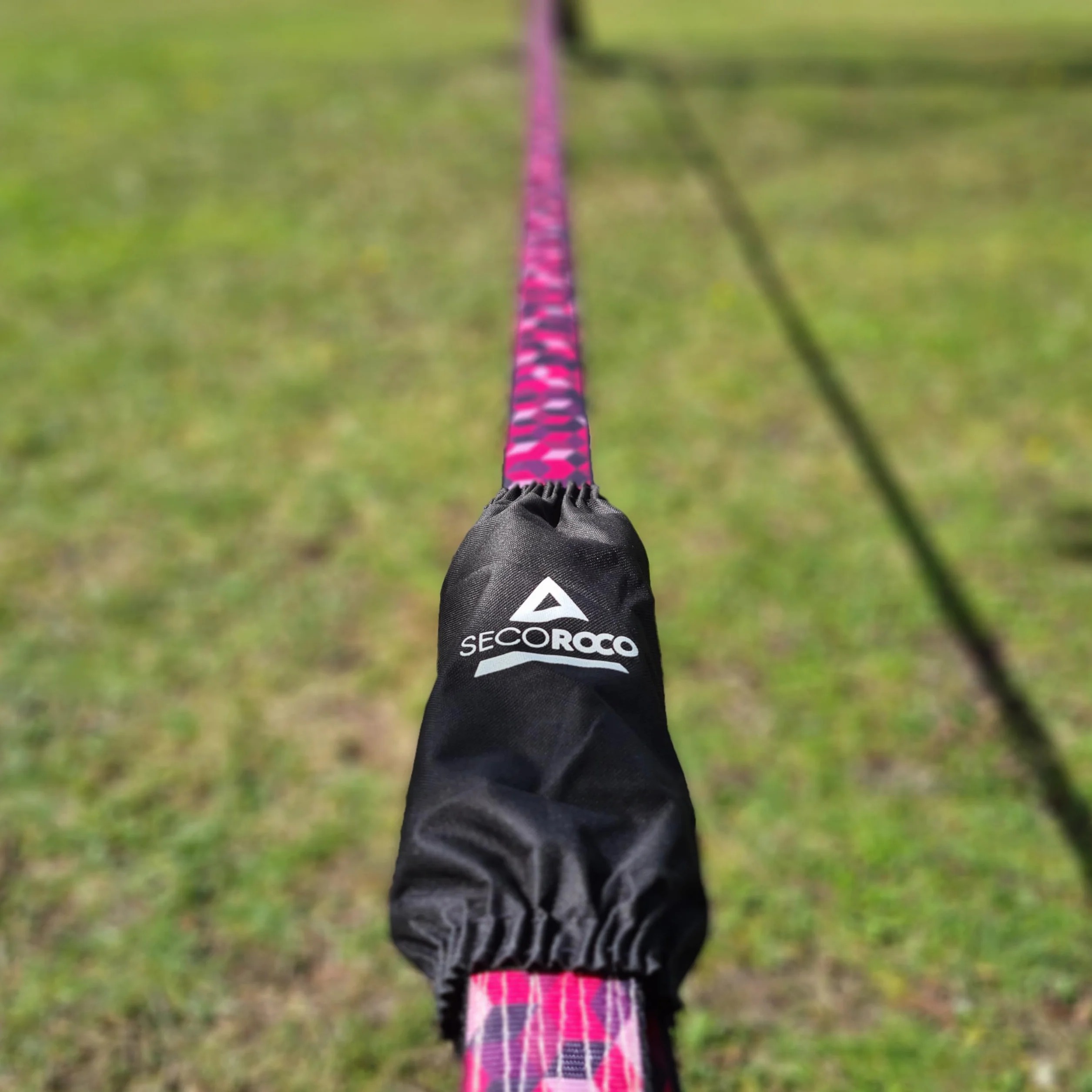 Juego de slackline (de 15, 25 o 35 m de longitud y 5 cm de ancho) de Secoroco, diseño único de «cubos», incluye moderna bolsa de transporte o de entrenamiento y protección para árboles y carraca