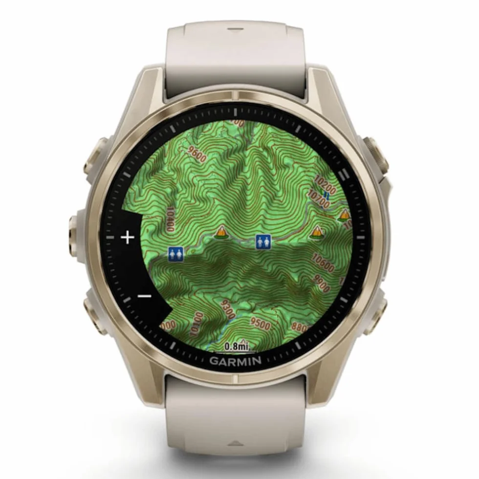 Garmin Fenix 8–43 mm, AMOLED, Saphir, weiches Gold mit Nebelgrau/Dunkelsandstein, Silikonband