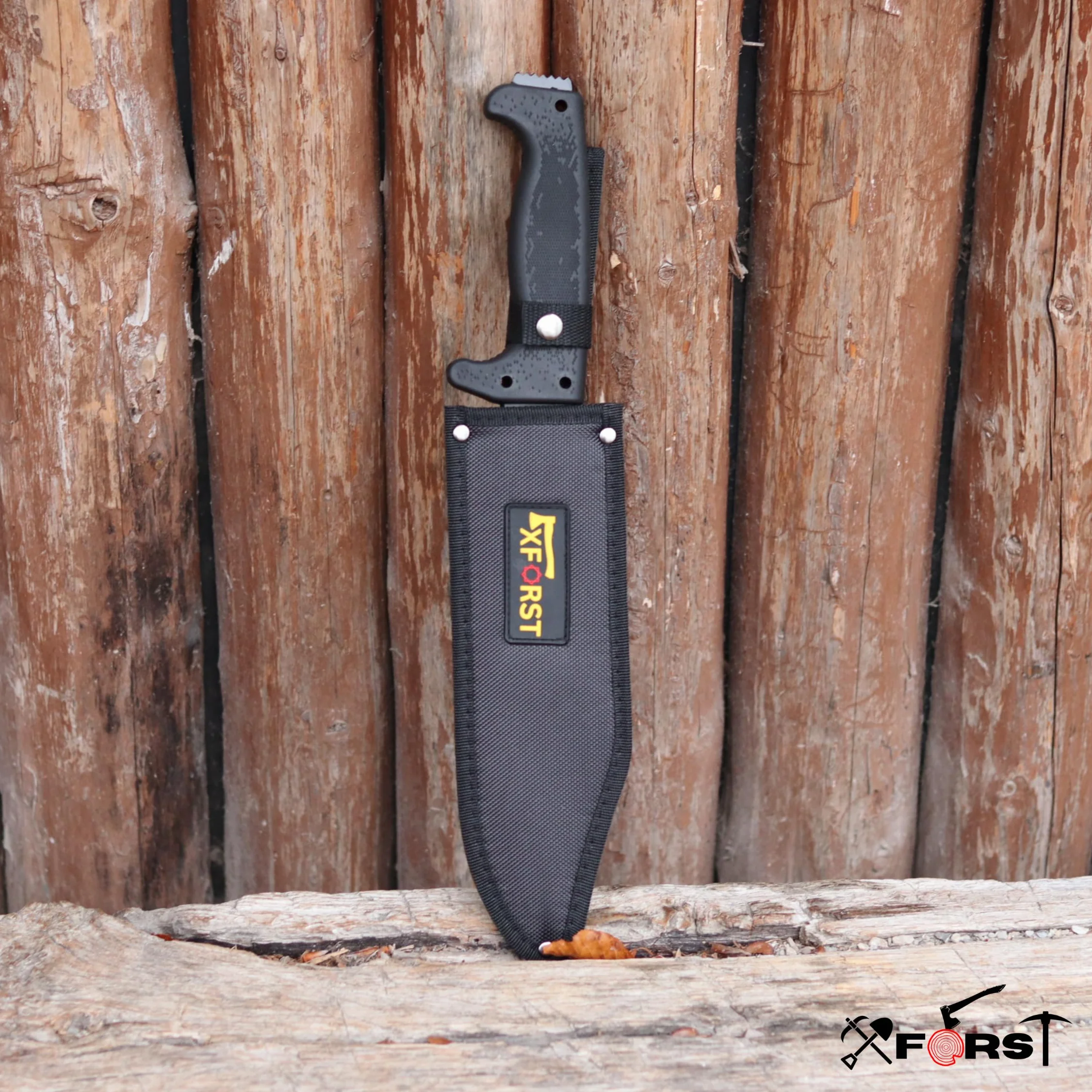 Xforst Cuchillo CRB - Gran Cuchillo de Caza y Supervivencia para Exteriores, Hoja con Sierra de 24,5 cm, Mango Ergonómico TPE, Funda Tela Oxford, 39,5 cm Longitud Total -