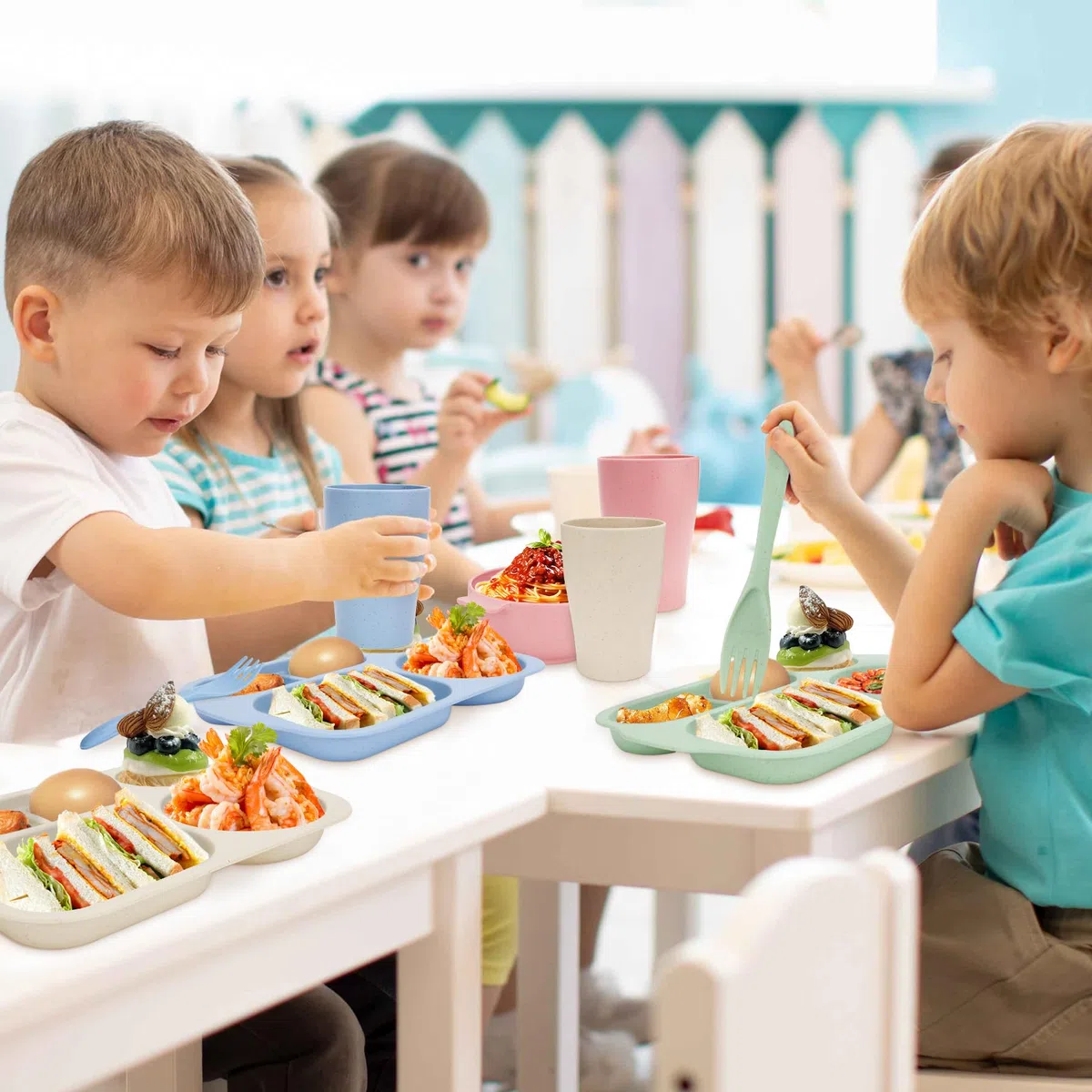 Juego de vajilla irrompible para 4 personas, juego de platos y cuencos divididos para niños, platos de plástico reutilizables, tazas, cuencos, juego de cubiertos para campamento, niños (color claro)