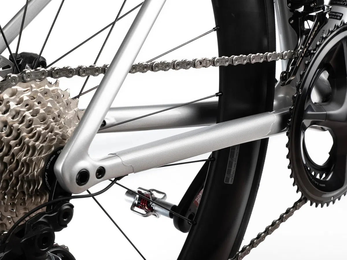 All Mountain Style Protector Cadena Bici Carretera y Gravel - Film Adhesivo Honeycomb - Compatible Carbono y Aluminio - Fácil de Instalar - Ultra Ligero (≈6 g)