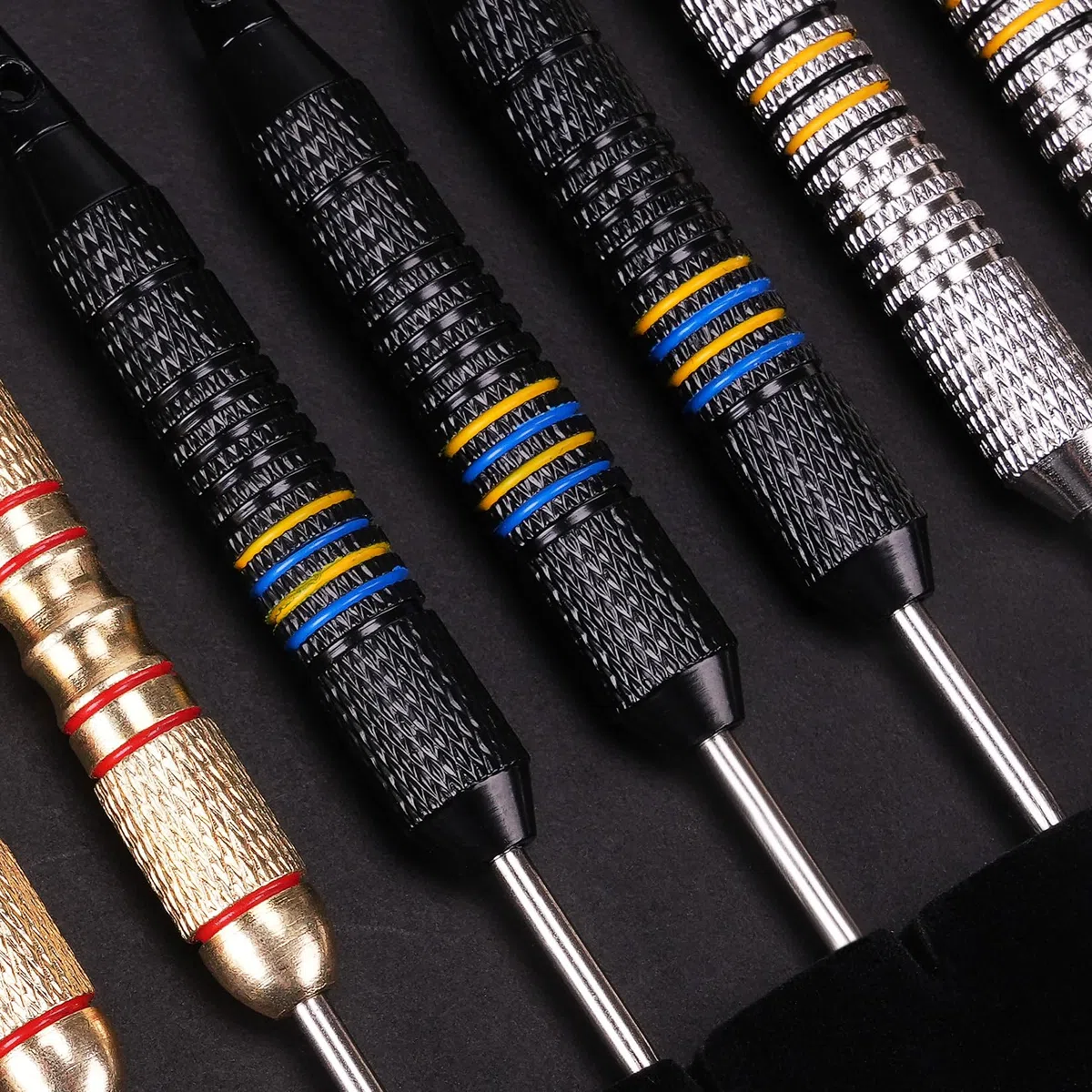 Turnart Juego de dardos de punta de metal – Juego de dardos de punta de acero, dardos de metal profesionales, 12 piezas de 22/24 gramos, juego de dardos profesionales con elegante estuche de aluminio,
