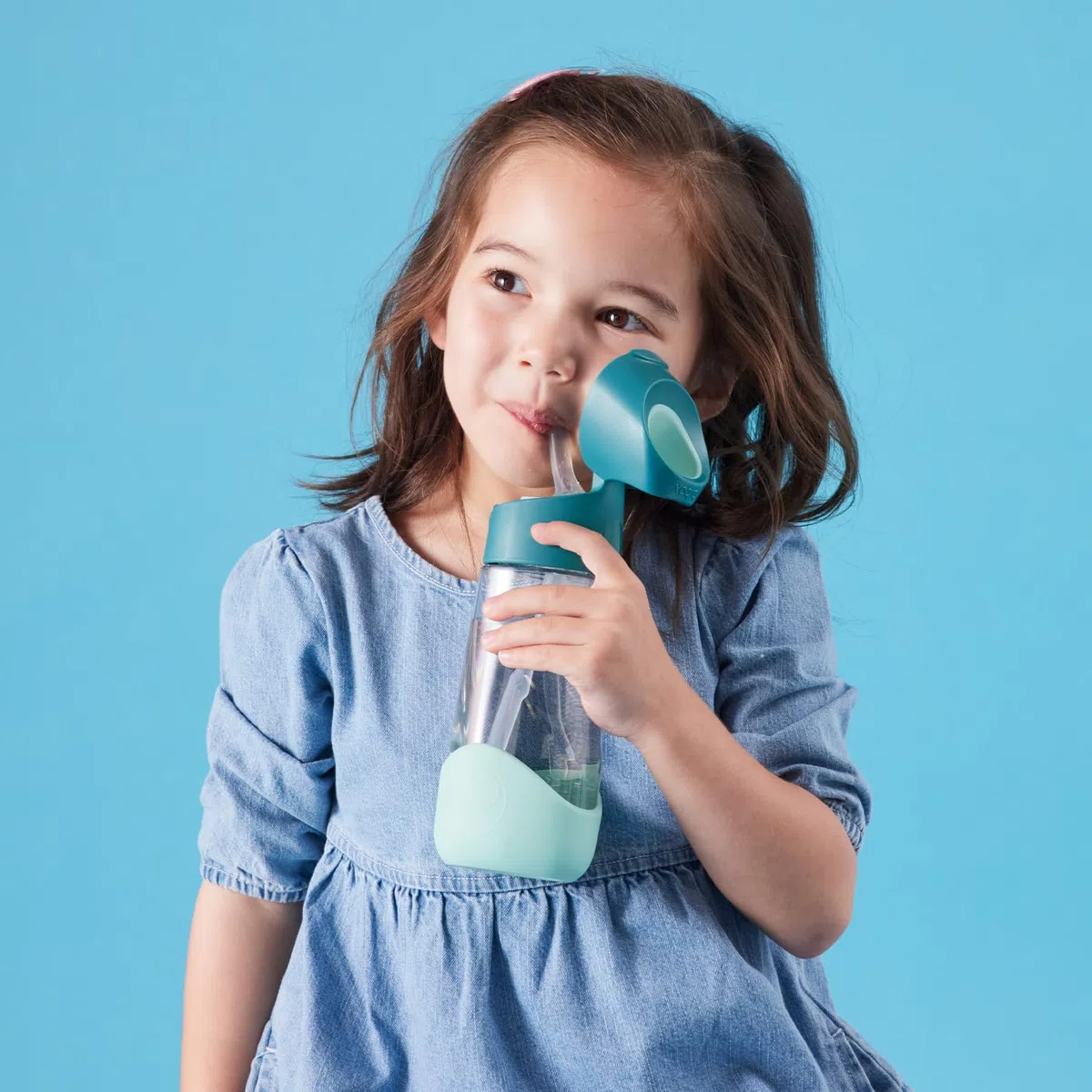 b.box Tritan - Botella de agua y bebida | Botella de fácil agarre y tapa a prueba de fugas | Diseño moderno y moderno apto para niños, mejor para después de la taza para beber | 600 ml/20