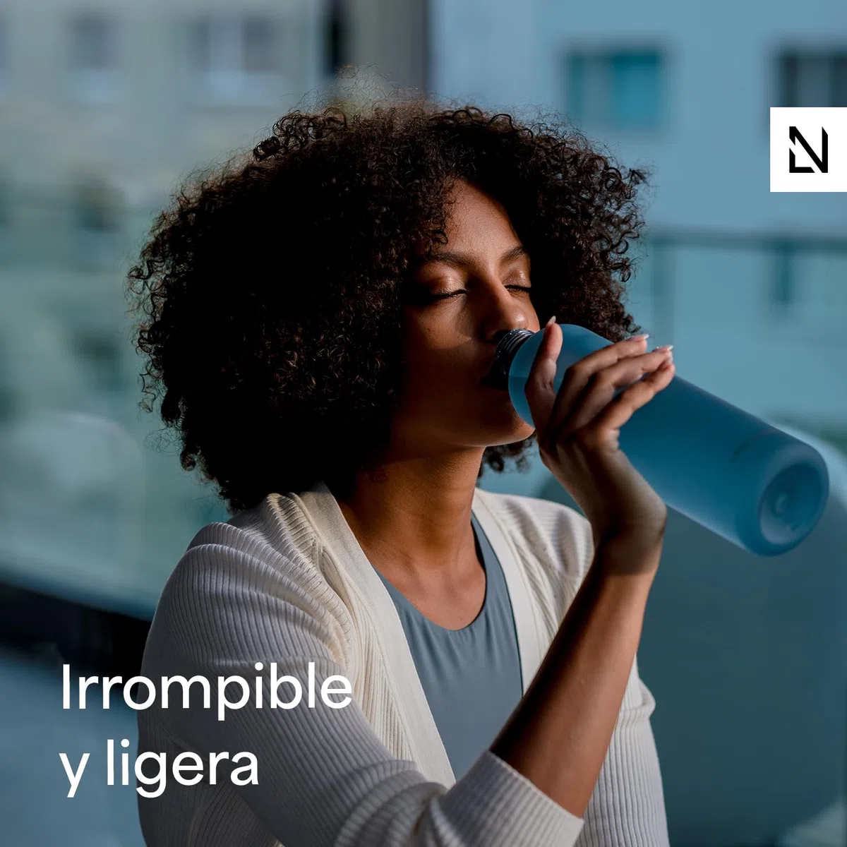 LARS NYSØM Botella de Agua 1,5l | Botella Agua | Cantimplora Deportiva Tritan Ultraligera a Prueba de Fugas, Apta para el Ácido Carbónico | 2 Tapas Incluidas (Brown - Gold, XL 1500ml)