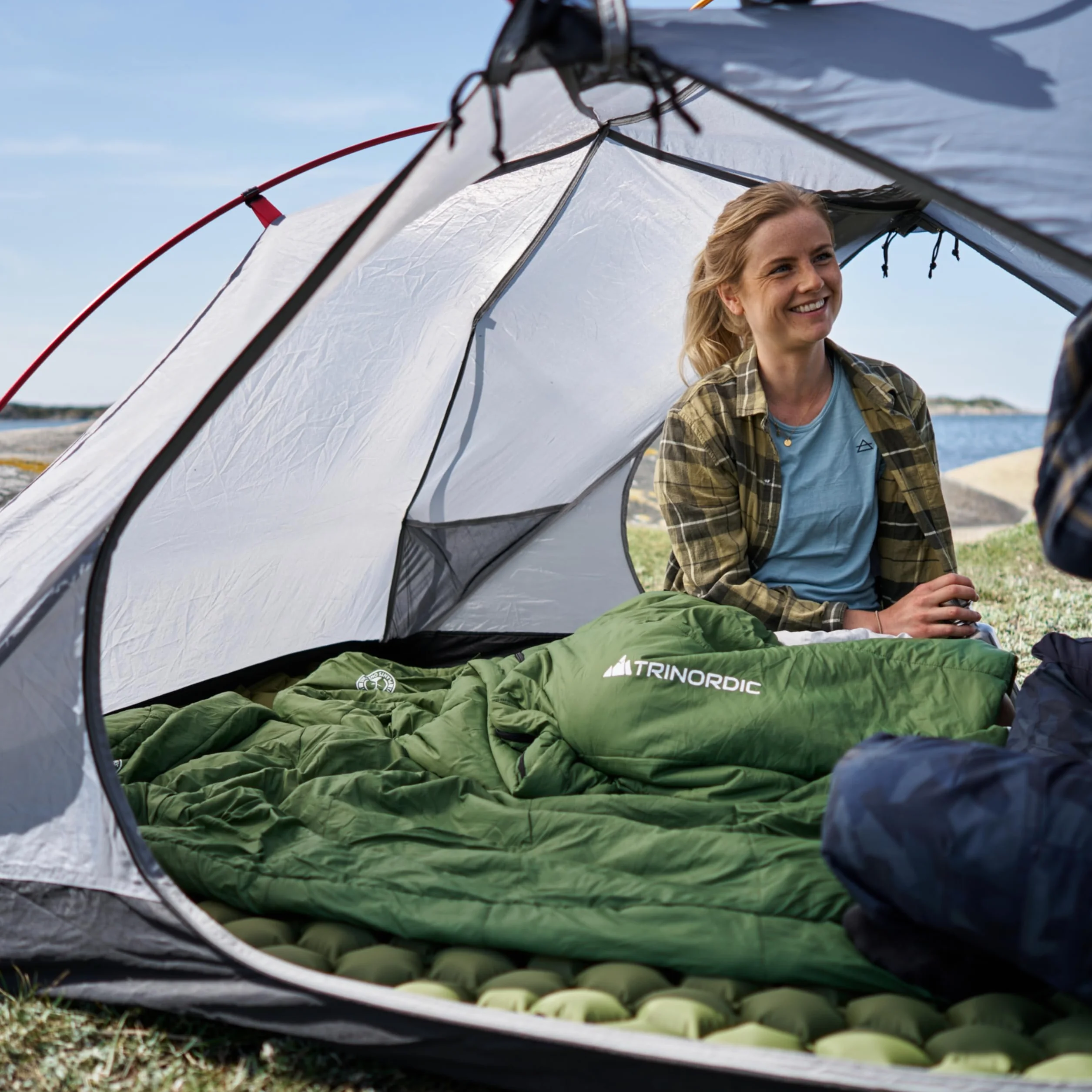 TRINORDIC Esterilla de acampada hinchable ultraligera - Colchón de aire individual para dormir que ahorra espacio - Equipo de acampada duradero y ligero para aventuras de viaje al aire libre