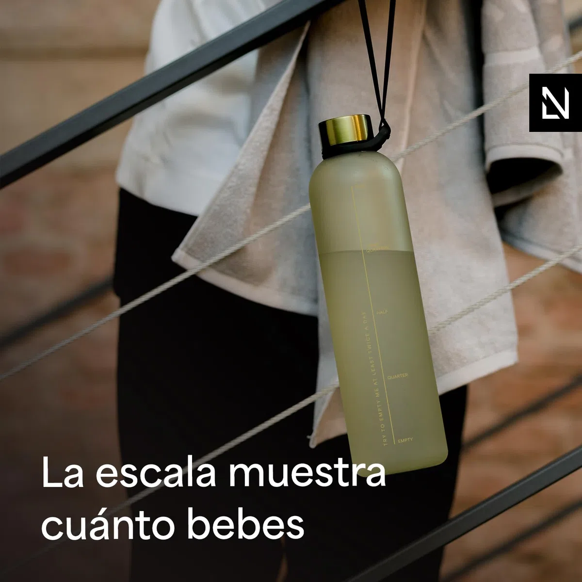 LARS NYSØM Botella de Agua 1,5l | Botella Agua | Cantimplora Deportiva Tritan Ultraligera a Prueba de Fugas, Apta para el Ácido Carbónico | 2 Tapas Incluidas (Brown - Gold, XL 1500ml)